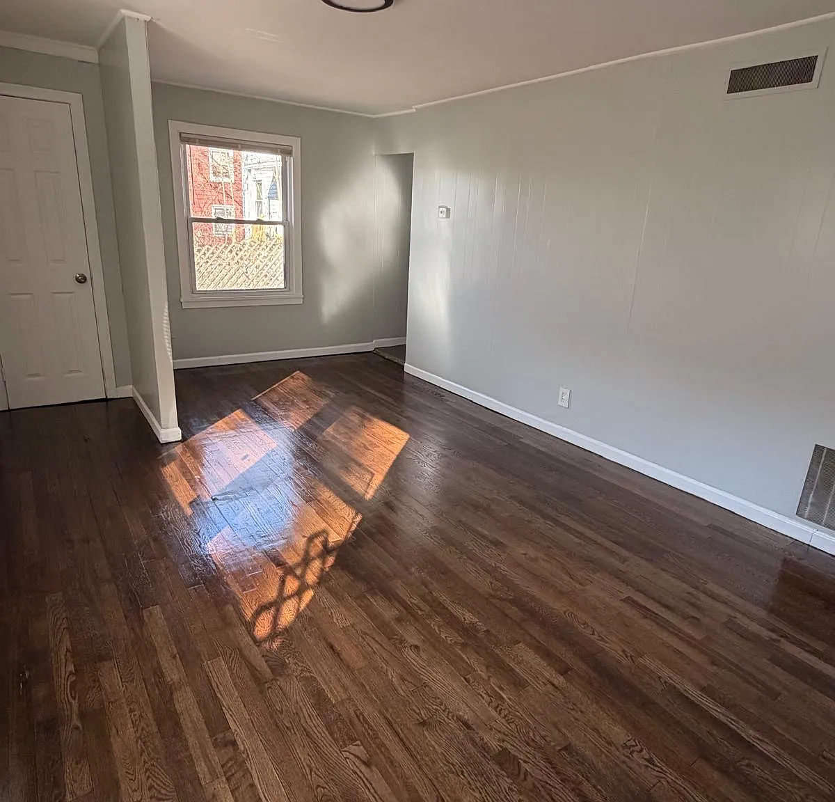 3 bed, 816 sqft, $2,100 — Photo 2