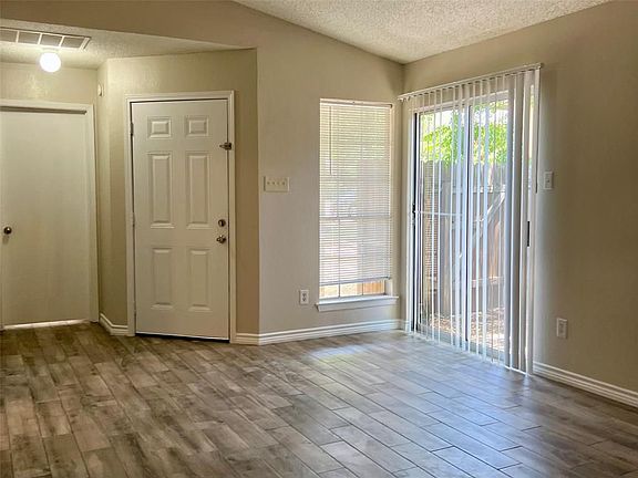 3rd image of 407 Country Aire Dr