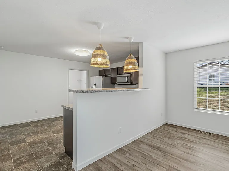 2100 Paris Rd — Photo 8