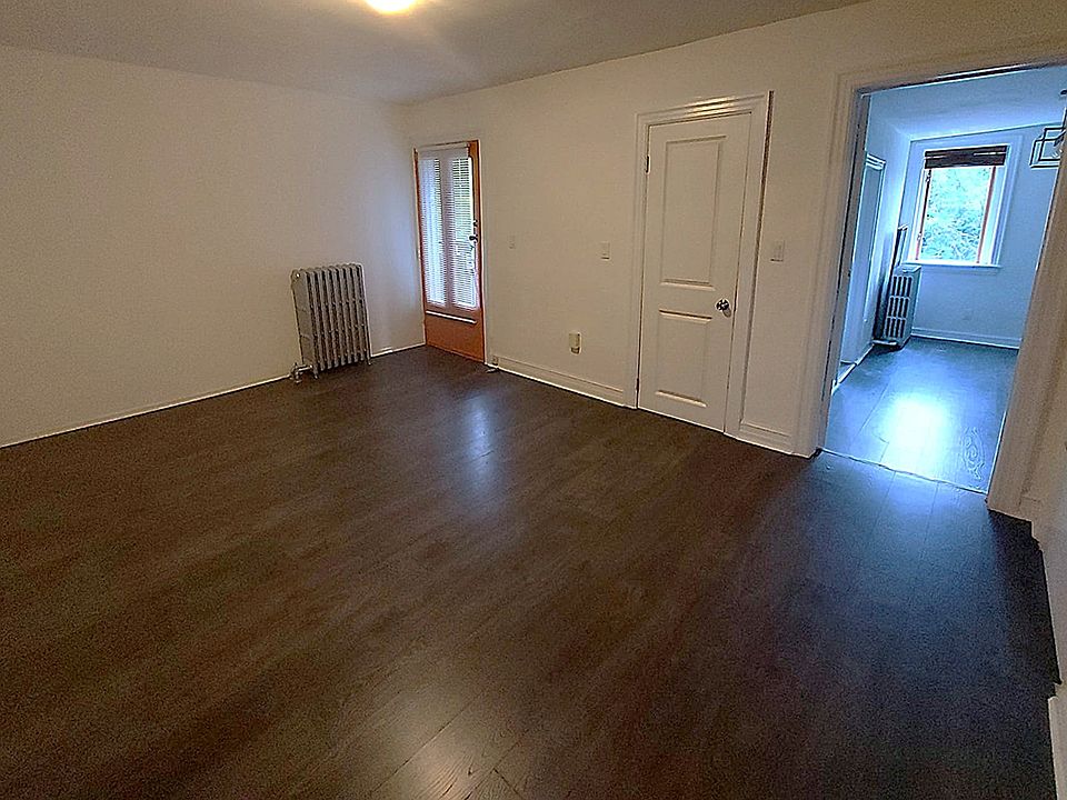 Entrance door and Living room, access to Dinning room