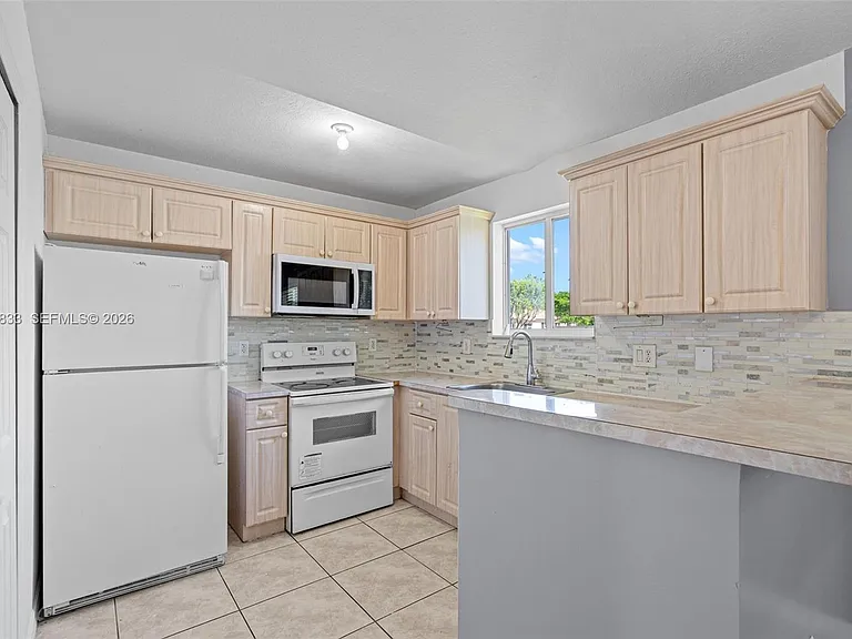 1261 SE 27th St #201 — Photo 15