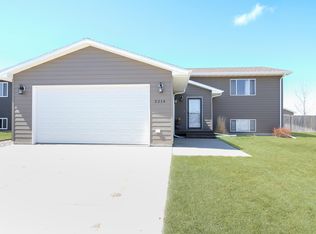 2214 S Lawson St, Aberdeen, SD 57401