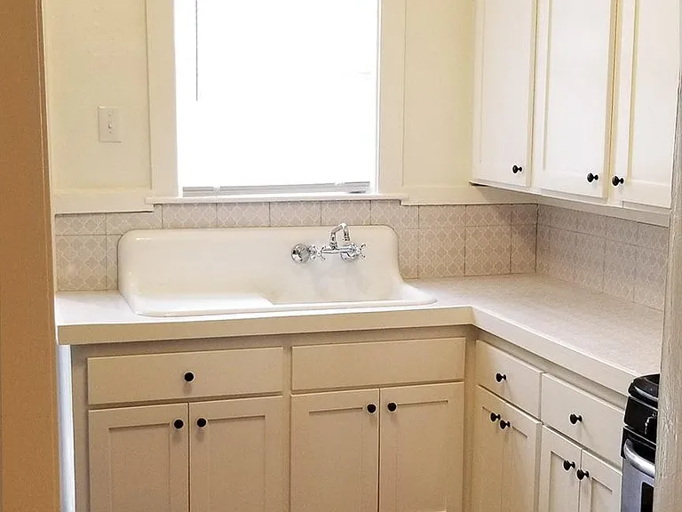 318 Glenmore Ave — Photo 2