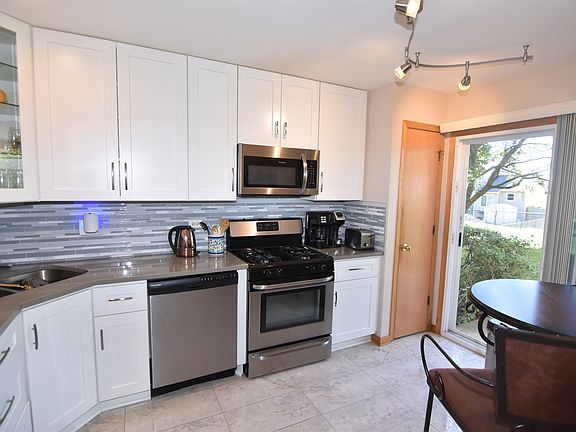 3rd image of 160 Holmes Way #160