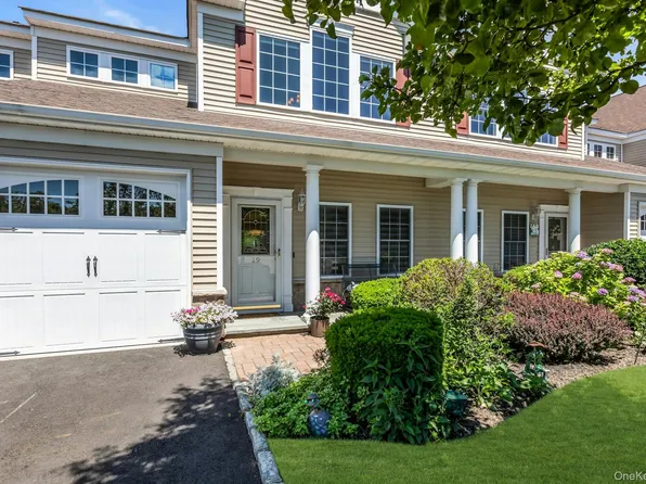 19 Meadow Court, Oakdale, NY 11769