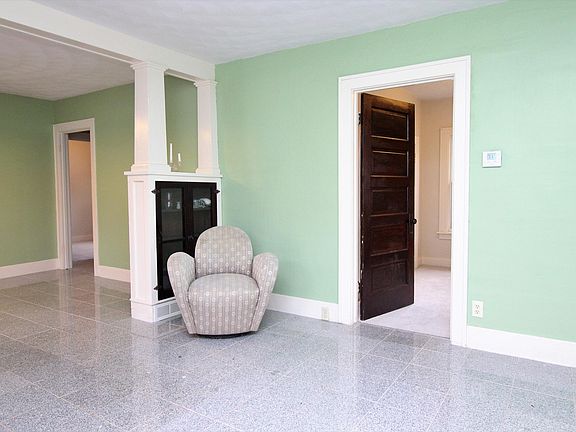 5th image of 209 Diana St