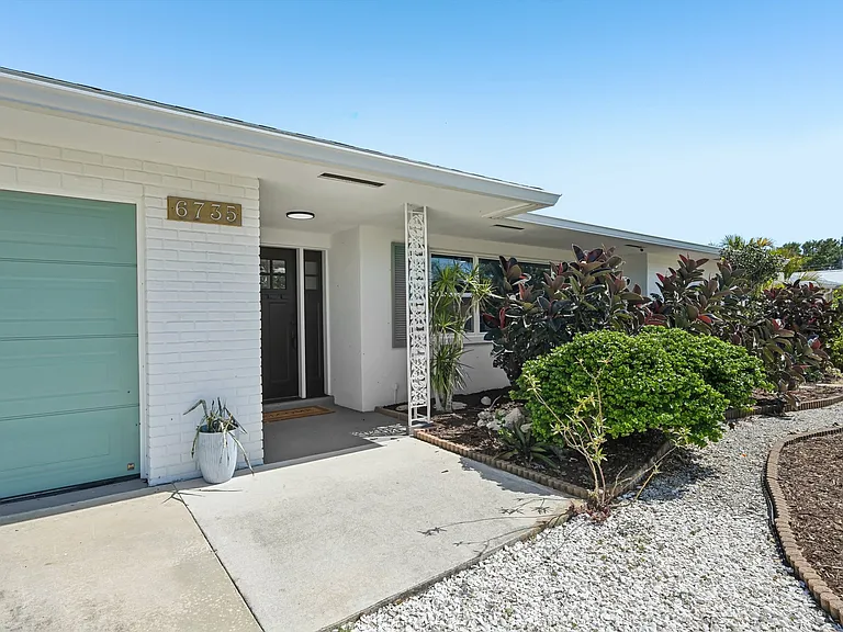 6735 Keystone Dr — Photo 3