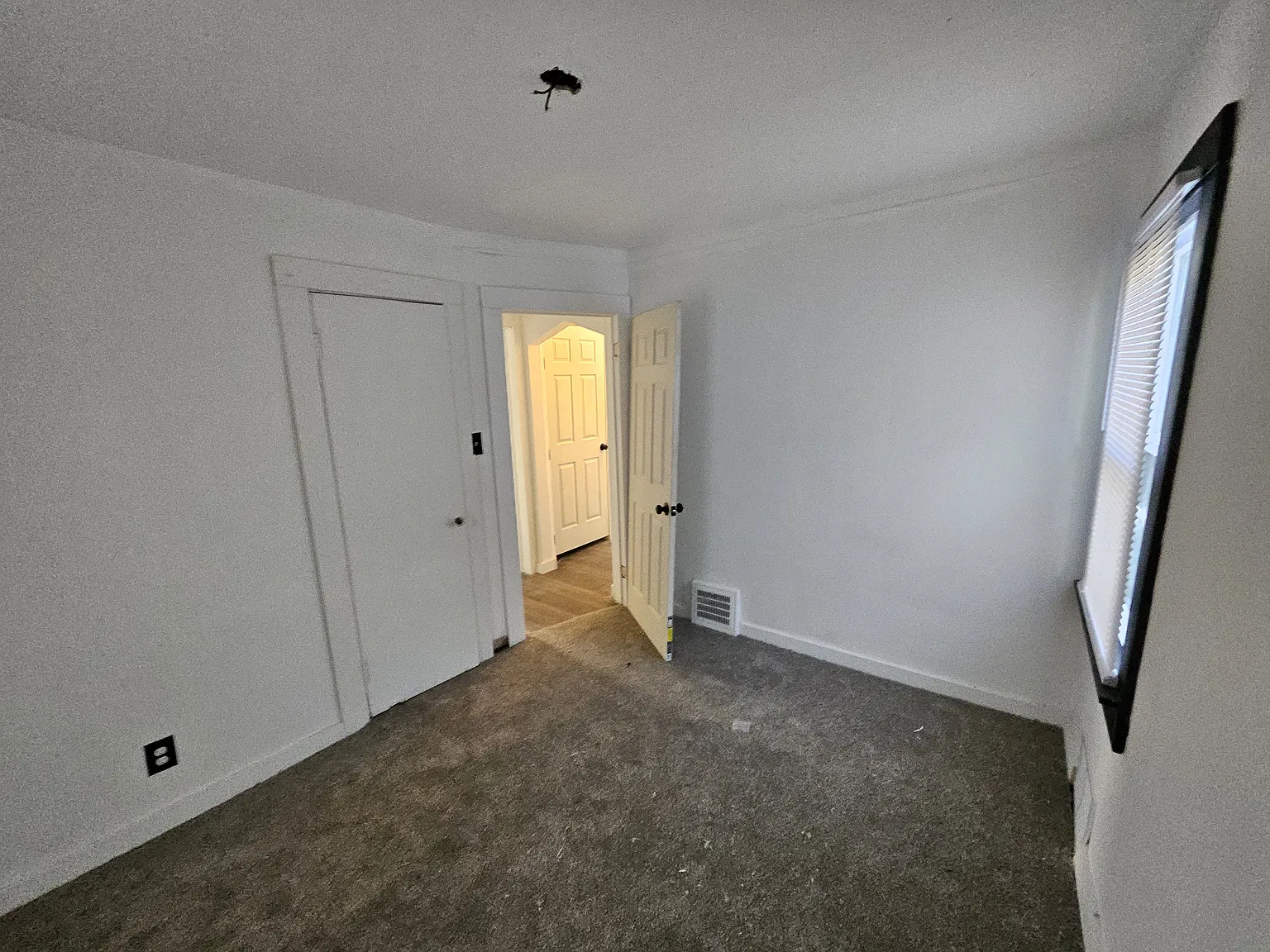 3 bed, 939 sqft, $1,300 — Photo 2