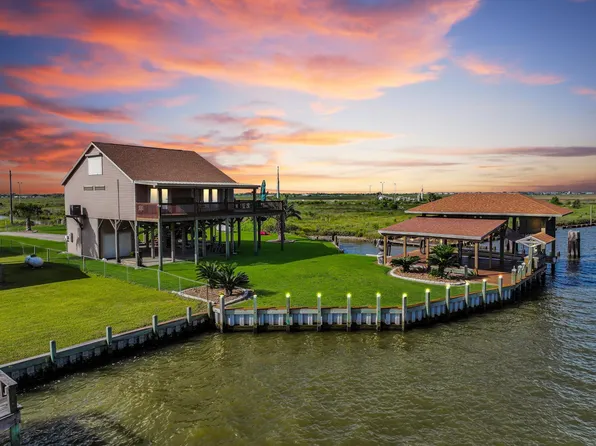 1301 N Monkhouse Dr, Crystal Beach, TX 77650