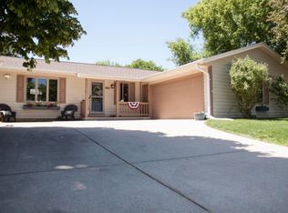 1296 Heather Cir, Oconomowoc, WI 53066