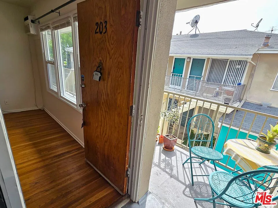 1 bed, 1.0 bath, 750 sqft, $2,099 — Photo 2