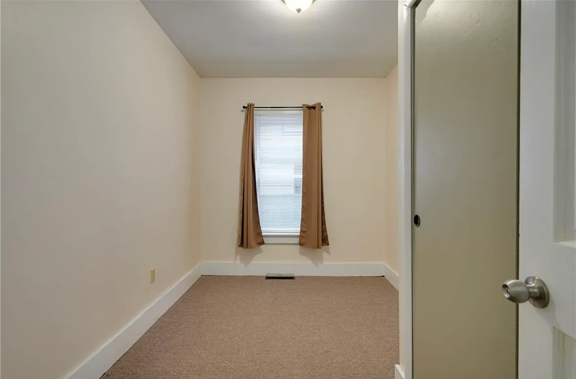 3 bed, $1,800 — Photo 2