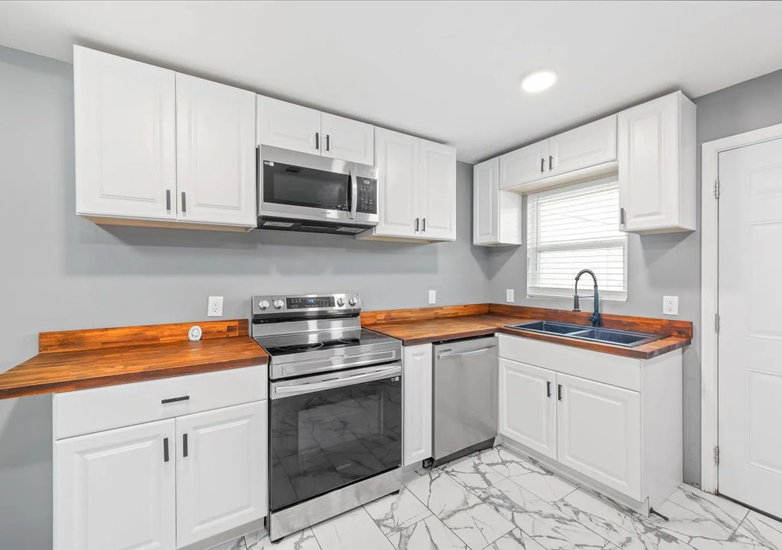 2BR/1BA Home | Bright & Spacious | 5 Mins to Downtown Savannah — Photo 1