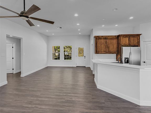 4th image of 905 W Cardinal St