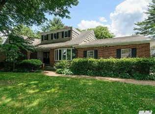 47 Peacock Dr, Roslyn, NY 11576