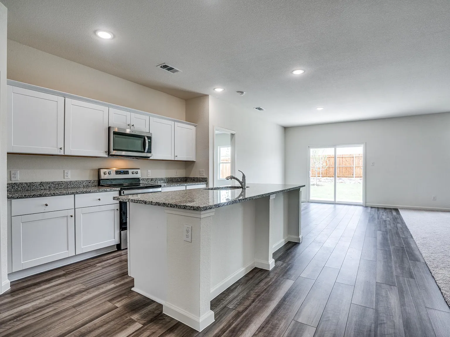 4 bed, 1827 sqft, $1,995 — Photo 3
