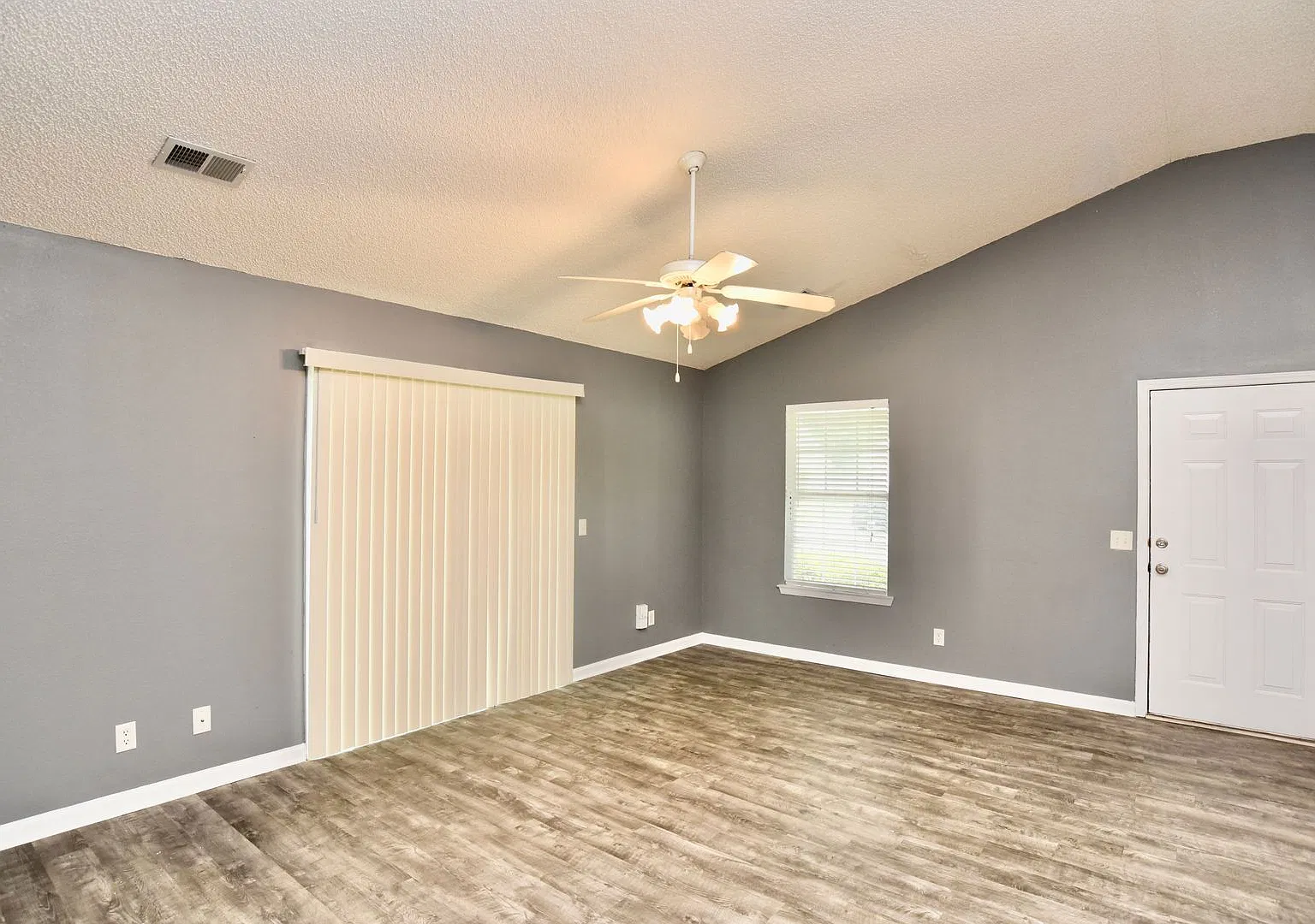 3 Bedroom/2 Bathroom Home in Port Wentworth — Photo 2