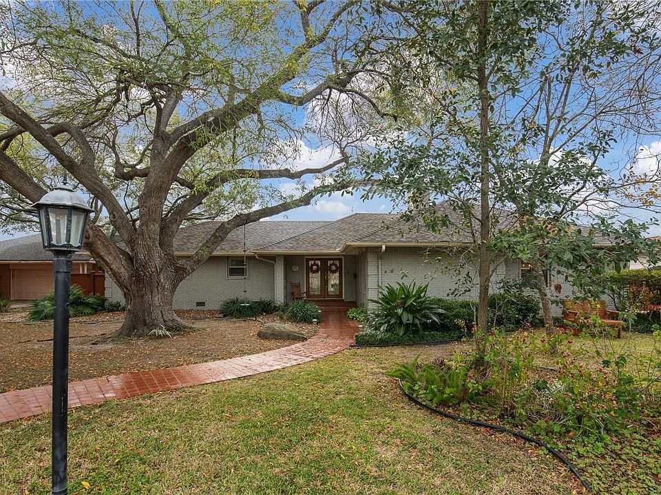 1st image of 209 Jackson Pl