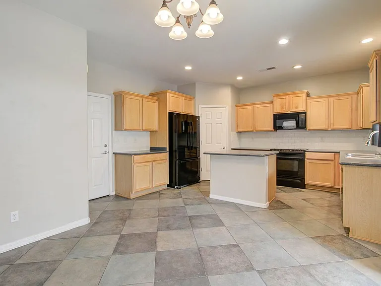 2143 W Marconi Ave — Photo 18