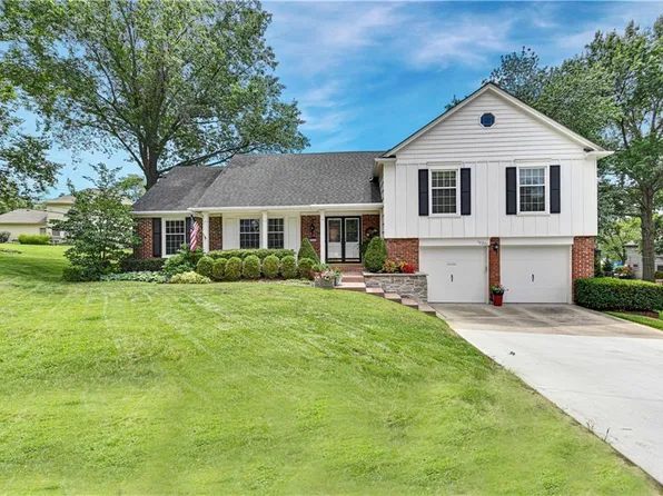 10261 Rosewood Dr, Overland Park, KS 66207