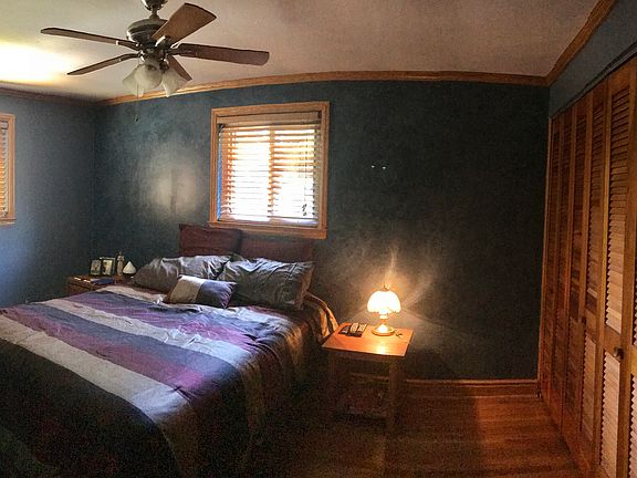 Master w crown molding & tri