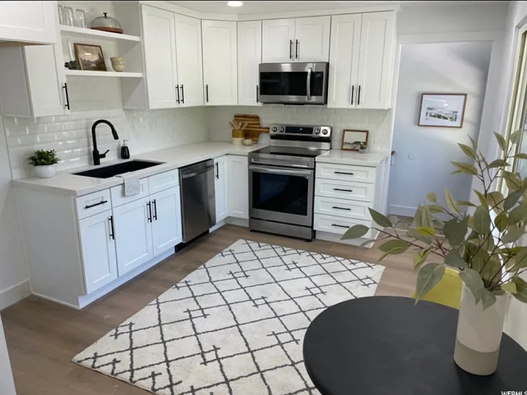 1423 E Vine St — Photo 4