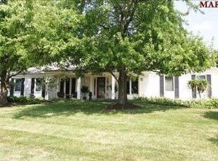2132 Cedaroyal Dr, Saint Louis, MO 63131