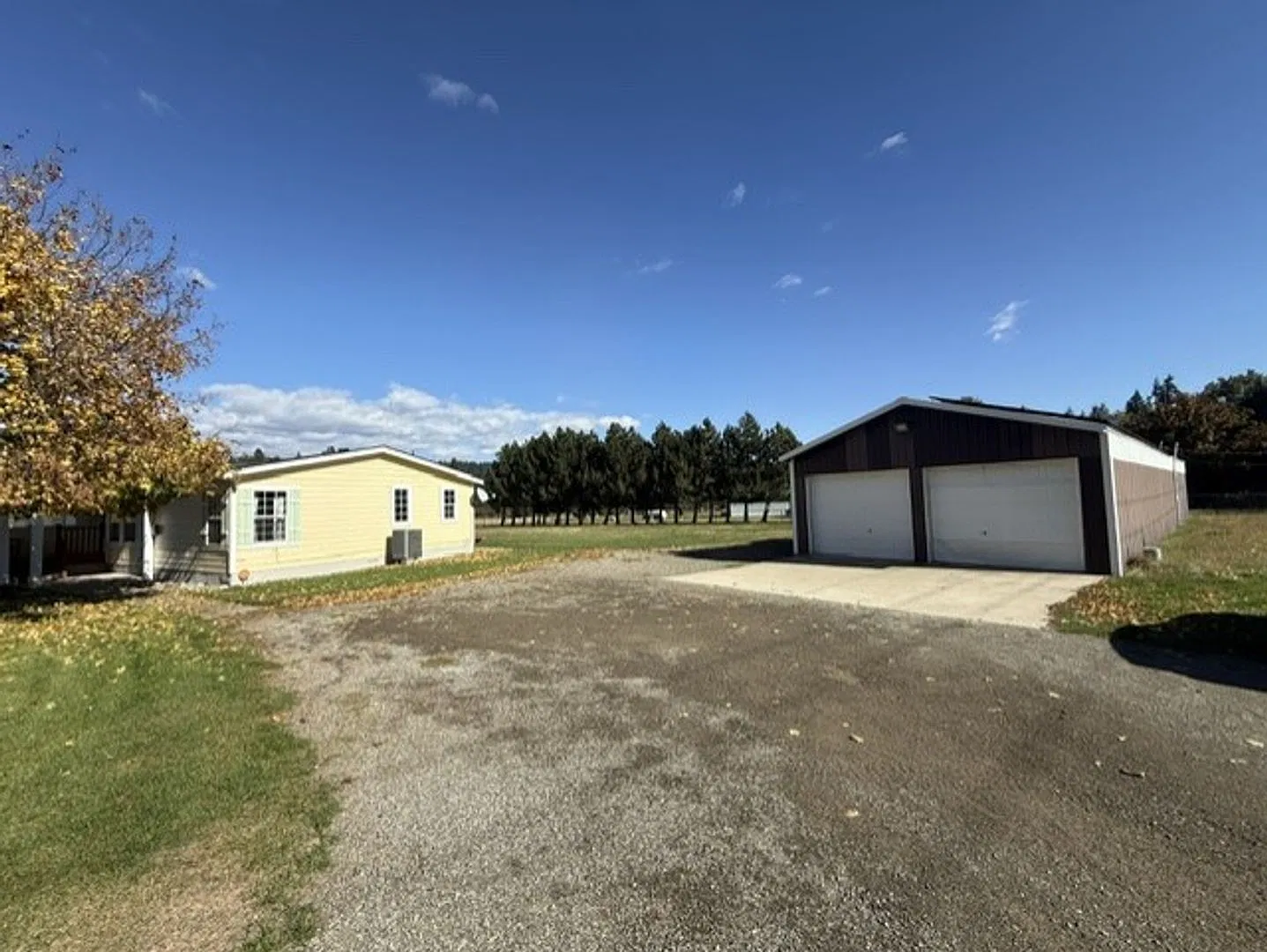 Lovely home and shop on a fully fenced acre — Photo 2