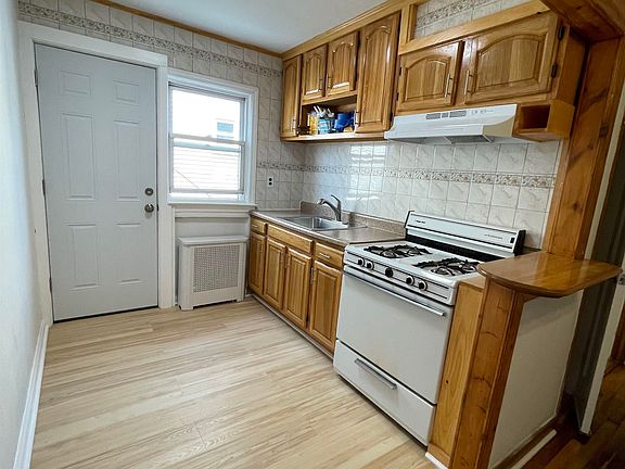 3rd image of 16 Kelly Pkwy APT 1