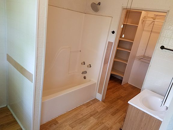 3rd image of 621 Dallas St