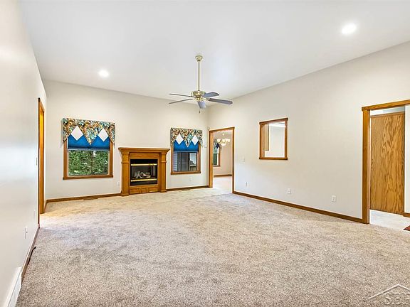 5th image of 4095 Creekwood Cir