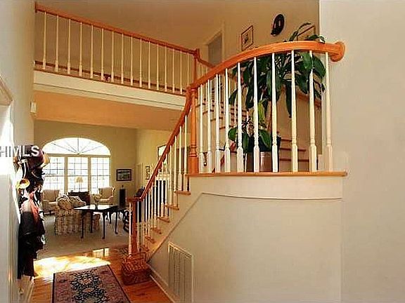 Gorgeous foyer & stairs