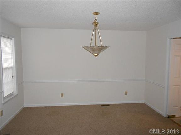 3rd image of 3041 Oakcroft Dr
