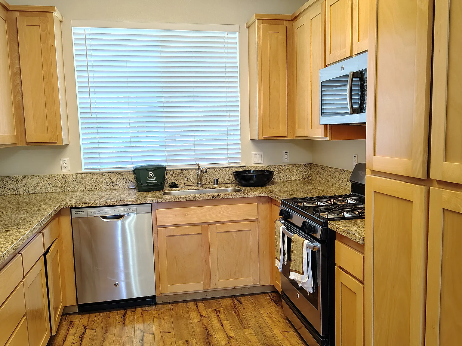 3 bed, 2.5 bath, 1317 sqft, $3,250 — Photo 4