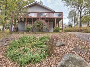 2120 Lakeview Dr E, Lake Ariel, PA 18436