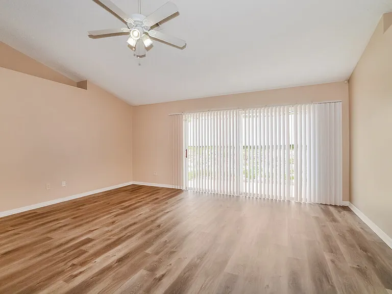 310 Country Lakes Cir — Photo 4