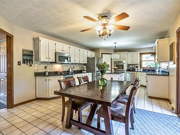 4th image of 203 Meadowbrook Dr