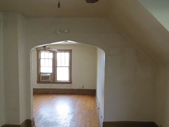 4th image of 9233 S Woodlawn Ave