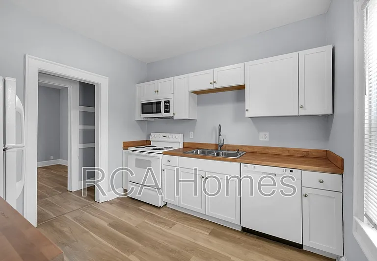 1113 N Oxford St — Photo 4