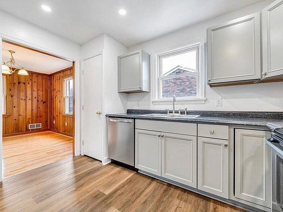 5th image of 1124 Greenhurst Ave NW