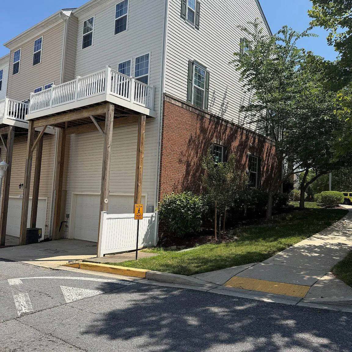3 bed, 4.0 bath, 1520 sqft, $3,500 — Photo 2