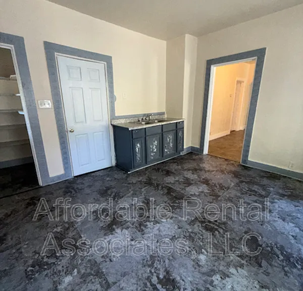 1306 W Scott St — Photo 5