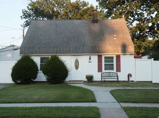 1 Heather Ln, Levittown, NY 11756