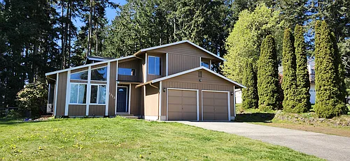 1313 Clover Loop SE Photo 1