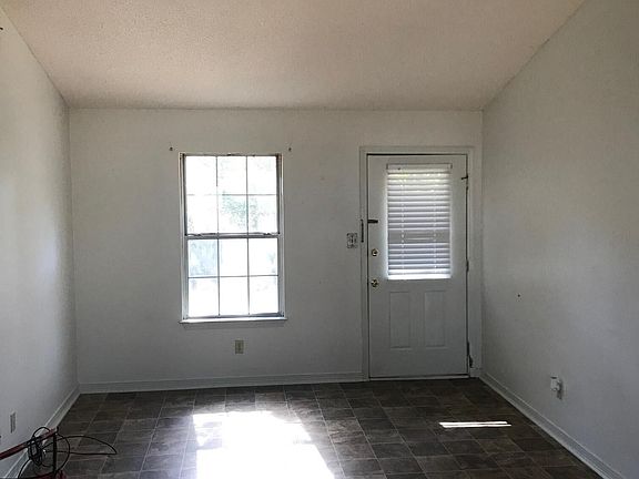 4th image of 618 E Gate Cir