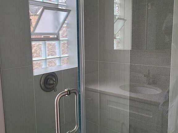 4th image of 820 W Cuyler Ave APT 130