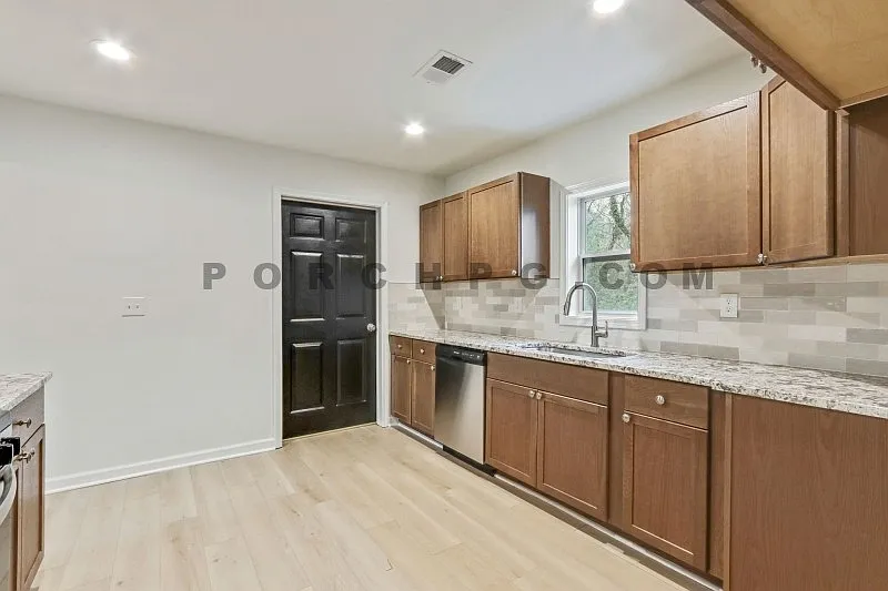 3 bed, 2.0 bath, 1000 sqft, $1,700 — Photo 4
