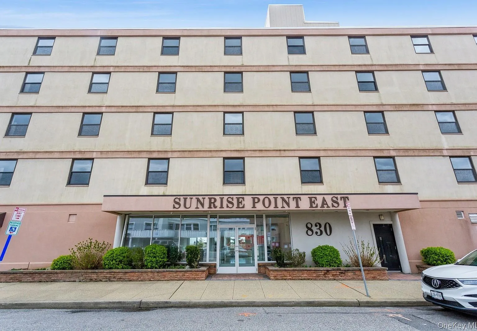 1 bed, 1.5 bath, 900 sqft, $3,800 — Photo 1