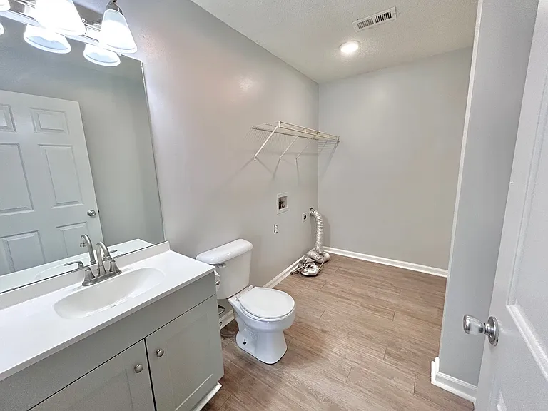620 E Davis St — Photo 10