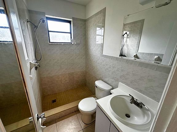 5th image of 1820 Taft St #11